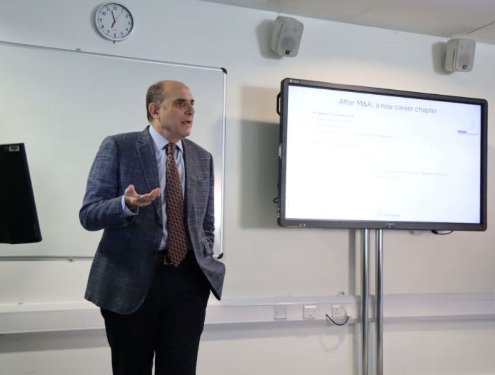 Economista José Luis de Ramón visita la Universidad de Sussex y fortalece vínculos académicos
