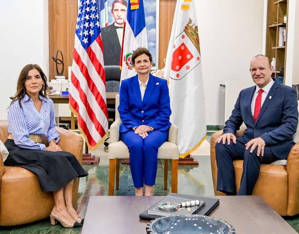 Alcalde de Santiago recibe visita de embajadora de Estados Unidos y ...