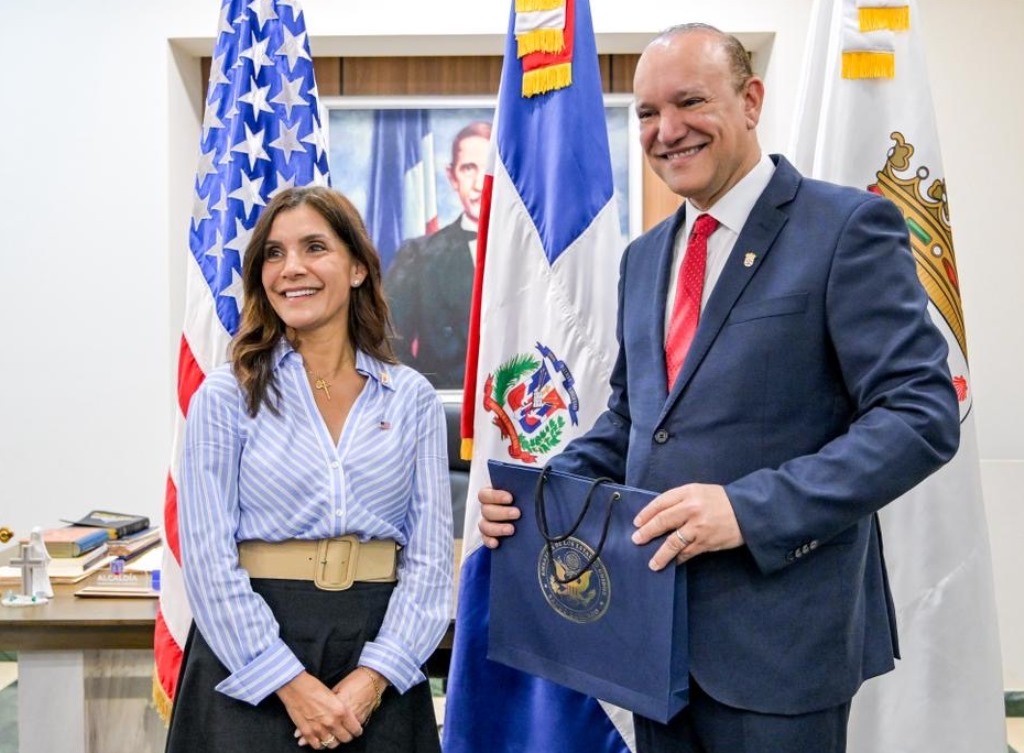 Alcalde de Santiago recibe visita de embajadora de Estados Unidos y ...